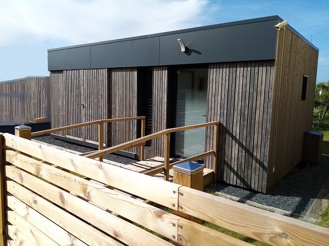 abri de jardin de 20 m2 avec façade en bardage en bois